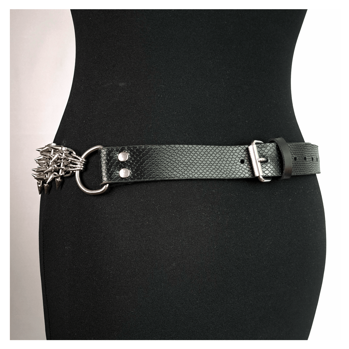 KLINGENSÄNGER — VIPER edition belt back side view on black mannequin, showing black viper print leather and chainspike metal hardware with fang studs — edgy handcrafted gothic belt by skinpressedtight