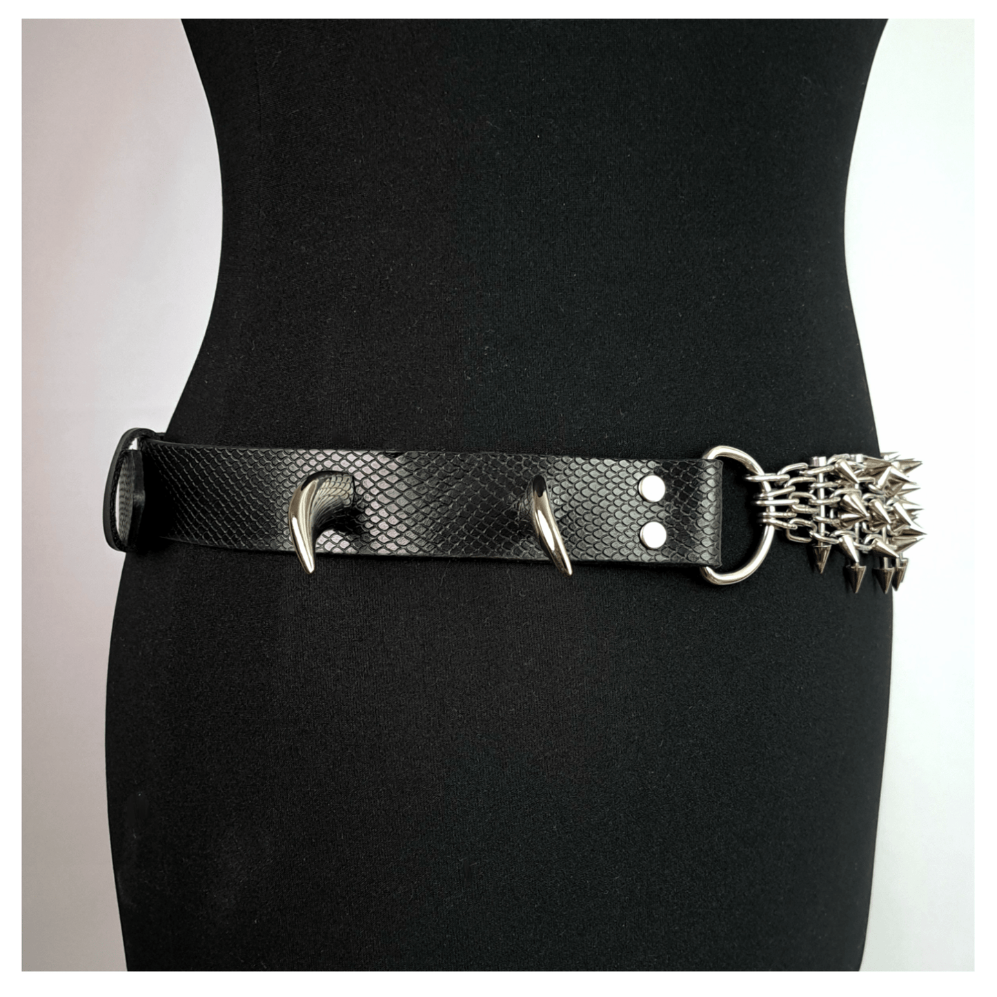 KLINGENSÄNGER — VIPER edition belt right side view on black mannequin, showcasing black viper print leather, chainspike metal hardware, and fang studs — handcrafted gothic belt by skinpressedtight