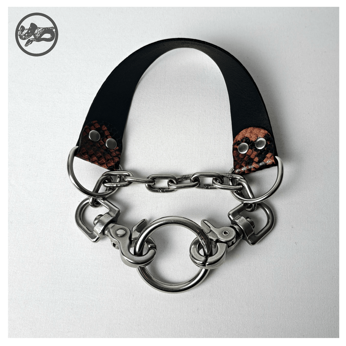 BOAKAPITEL – I. RED PYTHON choker from the back: black leather inside of the python-print band, riveted D-rings, chain, carabiners and the large O-ring. Handmade by skinpressedtight