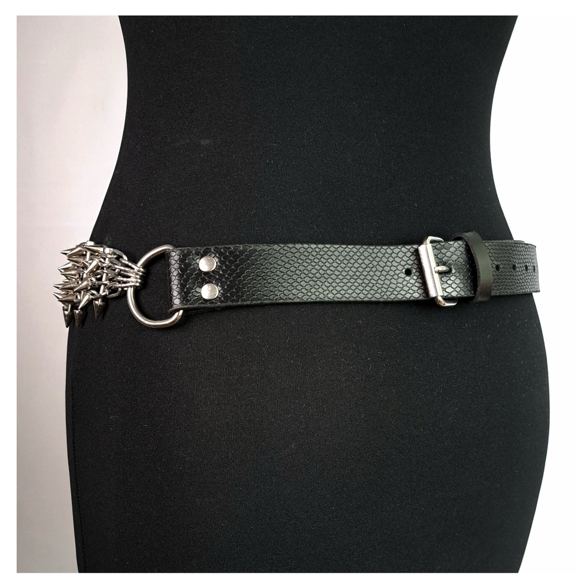 KLINGENSĀNGER – VIPER belt from the back: snake-embossed leather strap and buckle, the spiked chain at the hip. Handmade by skinpressedtight