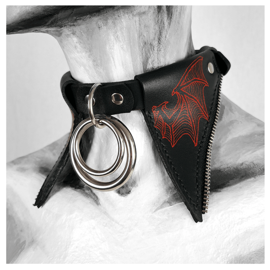 FLEDERTIER – SABBATH choker necklace on mannequin, featuring black leather with stainless steel and zinc alloy hardware, detailed with handpainted red bat wing ornaments, crafted by skinpressedtight.
