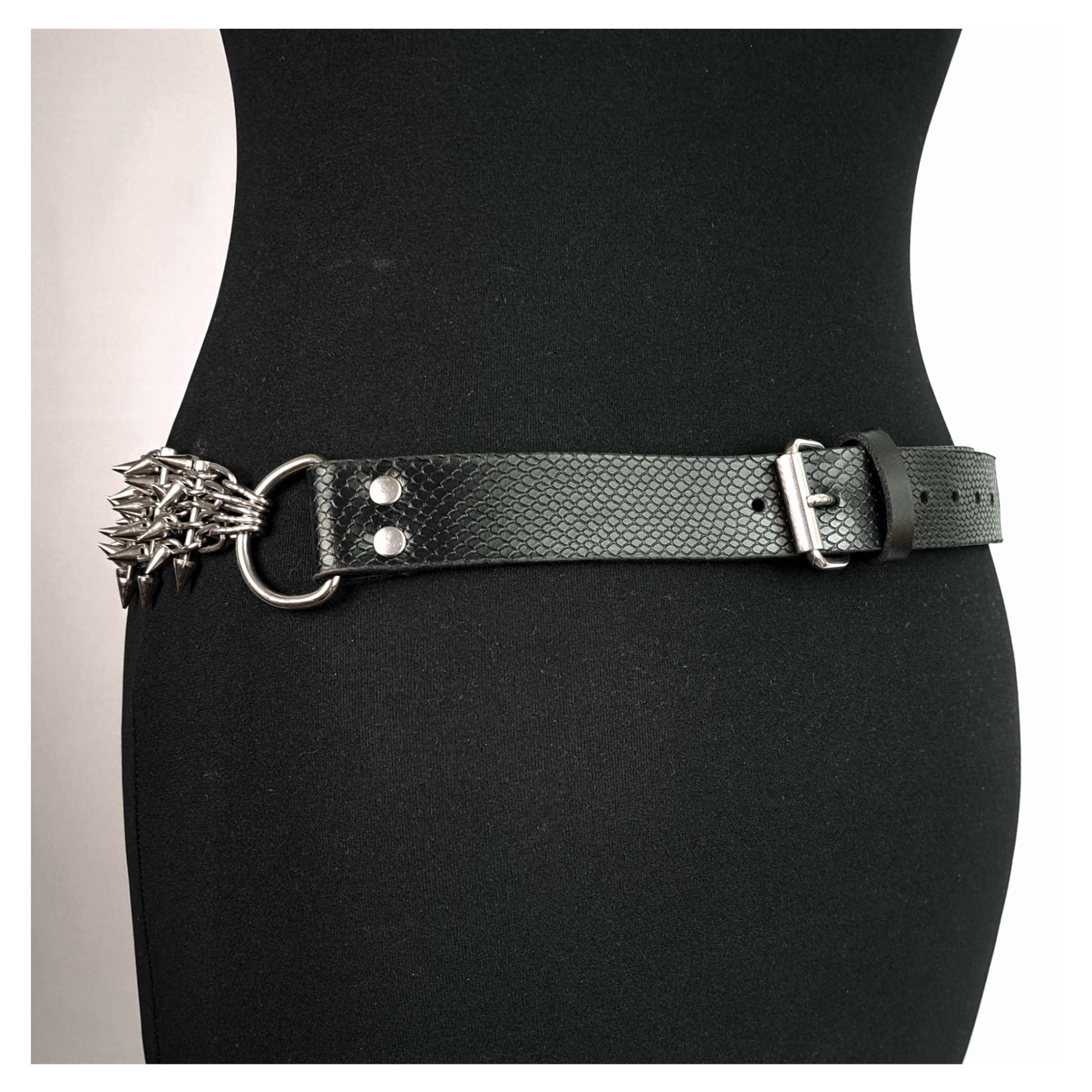 KLINGENSÄNGER — VIPER edition belt back side view on black mannequin, showing black viper print leather and chainspike metal hardware with fang studs — edgy handcrafted gothic belt by skinpressedtight