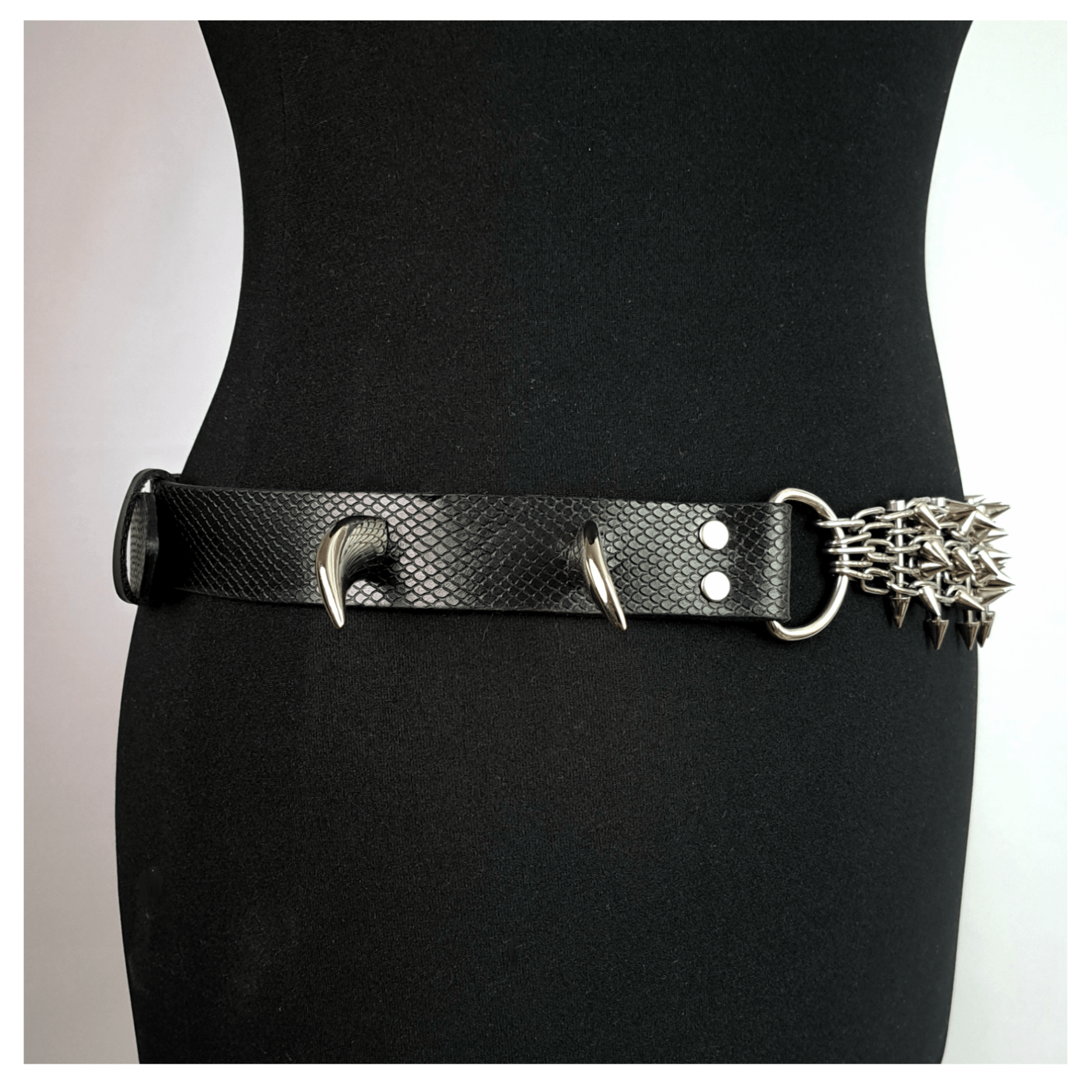 KLINGENSÄNGER — VIPER edition belt right side view on black mannequin, showcasing black viper print leather, chainspike metal hardware, and fang studs — handcrafted gothic belt by skinpressedtight