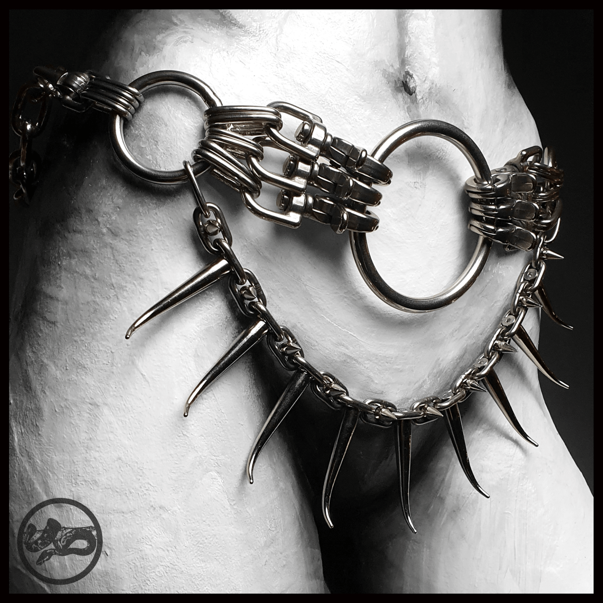 MYRAPOD - SPINNENLÄUFER belt in brutalist design with spiked chain, handcrafted from stainless steel. This edition is extended with a chunky chain, spiked with huge zinc alloys claw studs — shown worn on mannequin, alternative statement piece by skinpressedtight