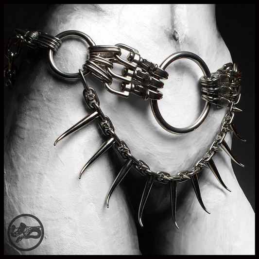 MYRAPOD - SPINNENLÄUFER belt in brutalist design with spiked chain, handcrafted from stainless steel. This edition is extended with a chunky chain, spiked with huge zinc alloys claw studs — shown worn on mannequin, alternative statement piece by skinpressedtight