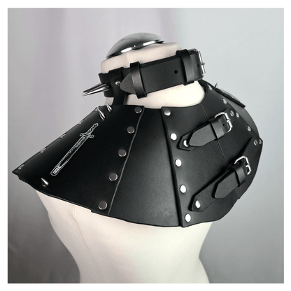 BLUTSPUR leather gorget from the back on a dress form: buckled straps closing the riveted panels, a white hand-painted sword on the leather. Handmade by skinpressedtight