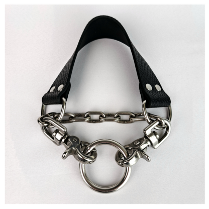 BOAKAPITEL – III. BLACK VIPER choker closed on white: black viper-embossed leather band with D-rings, short-link chain and two scissor carabiners clipped into a 40 mm O-ring. Handmade by skinpressedtight