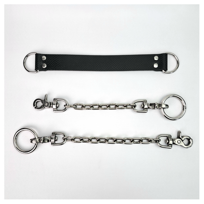 BOAKAPITEL – III. BLACK VIPER choker taken apart, front: viper-embossed black leather strap with D-rings above two short stainless chains with scissor carabiners. Handmade by skinpressedtight
