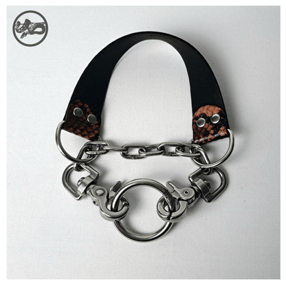 BOAKAPITEL – I. RED PYTHON choker from the back: black leather inside of the python-print band, riveted D-rings, chain, carabiners and the large O-ring. Handmade by skinpressedtight