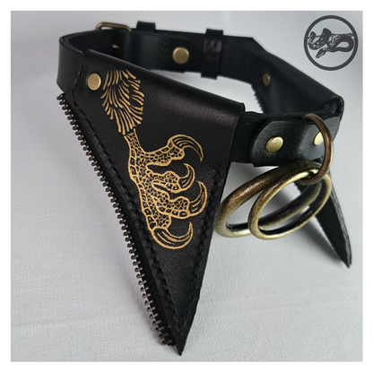 FLEDERTIER – BABA JAGA leather choker close-up: a gold-painted chicken leg and clawed foot on a pointed black leather flap edged with bronze zip teeth, brass double ring beside it. Handmade by skinpressedtight