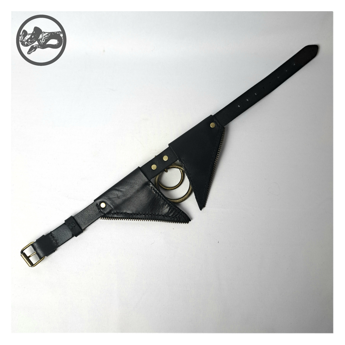 FLEDERTIER – BABA JAGA leather choker laid out, inside: the plain black inside of the flaps, strap and antique-brass roller buckle. Handmade by skinpressedtight