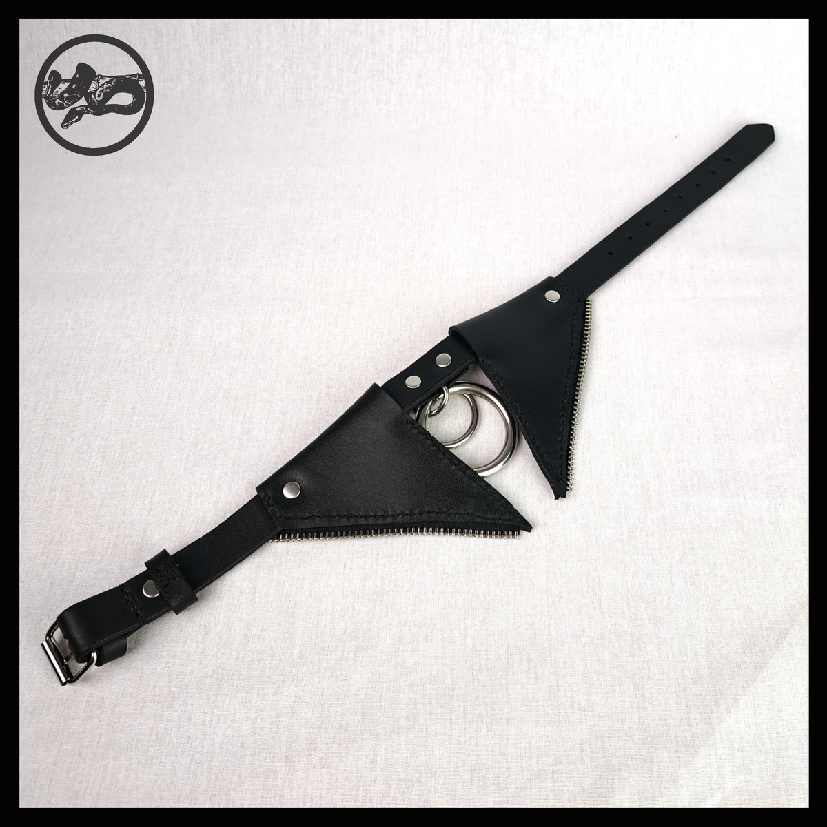 FLEDERTIER – SABBATH leather choker from the back: plain black inside of the flaps, stainless ring and buckle strap. Handmade by skinpressedtight