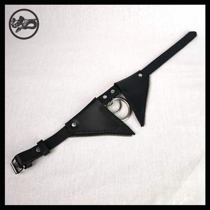 FLEDERTIER – SABBATH leather choker from the back: plain black inside of the flaps, stainless ring and buckle strap. Handmade by skinpressedtight