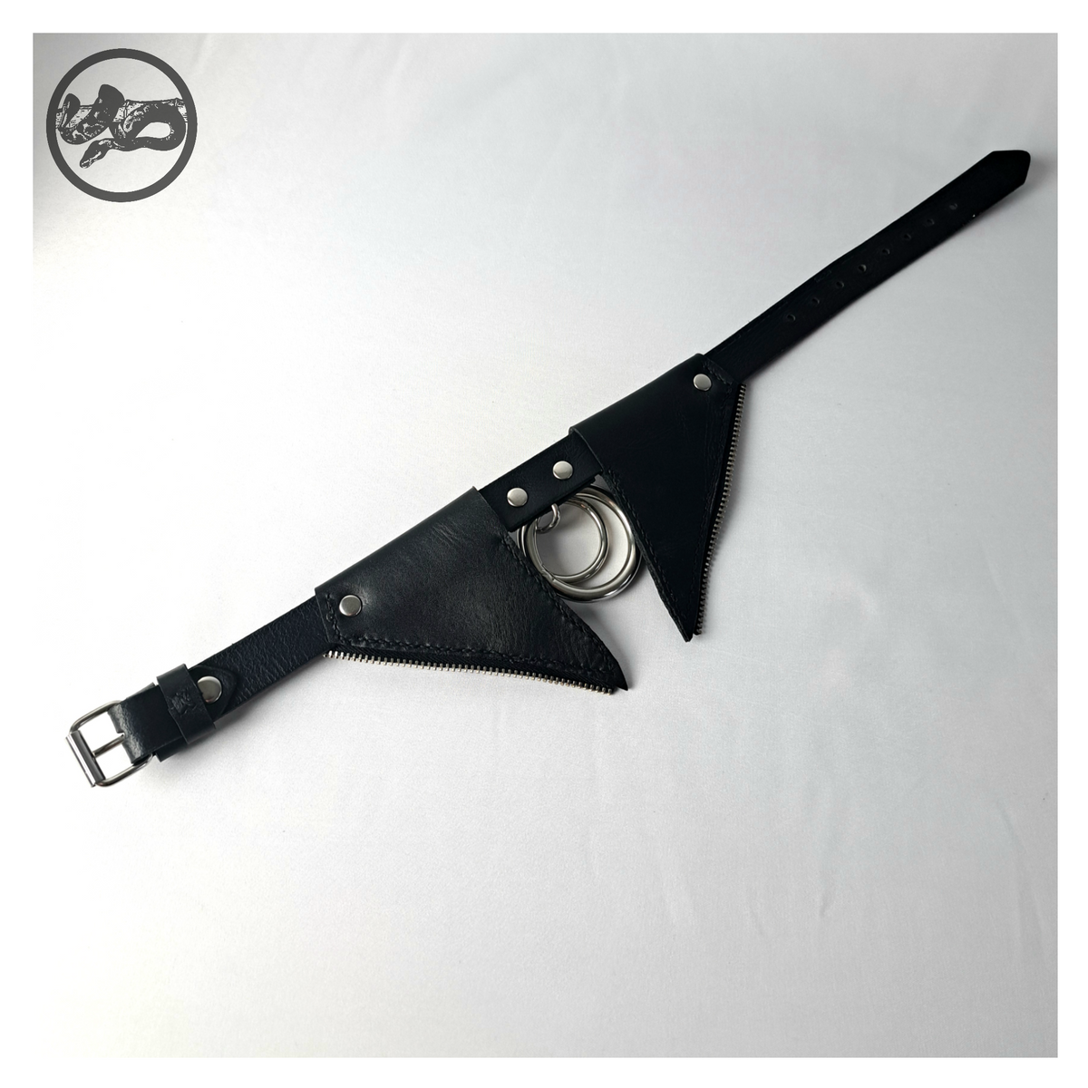 FLEDERTIER – SMITE leather choker from the back: plain black inside of the flaps, the ring and the buckle strap. Handmade by skinpressedtight