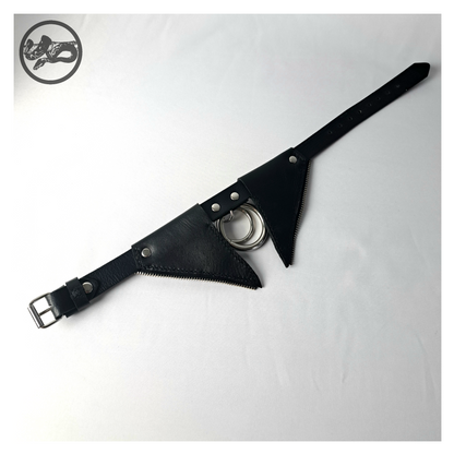 FLEDERTIER – SMITE leather choker from the back: plain black inside of the flaps, the ring and the buckle strap. Handmade by skinpressedtight