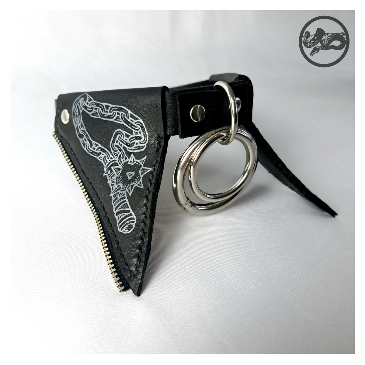 FLEDERTIER – SMITE leather choker closed, close-up: white hand-painted mace motif on a pointed black leather flap, silver double ring beside it. Handmade by skinpressedtight