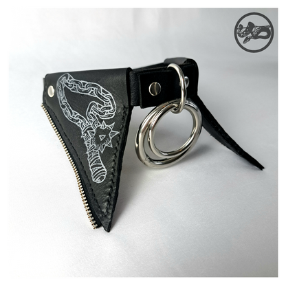 FLEDERTIER – SMITE leather choker closed, close-up: white hand-painted mace motif on a pointed black leather flap, silver double ring beside it. Handmade by skinpressedtight