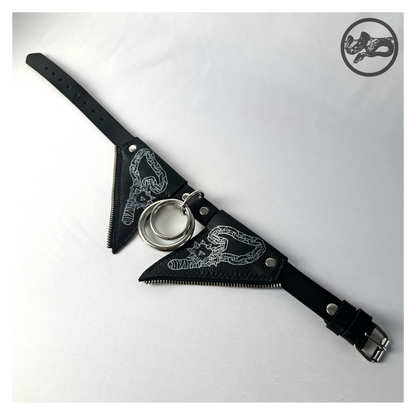 FLEDERTIER – SMITE leather choker laid out open: the white-painted wing flaps, silver rings and the black strap with a roller buckle. Handmade by skinpressedtight