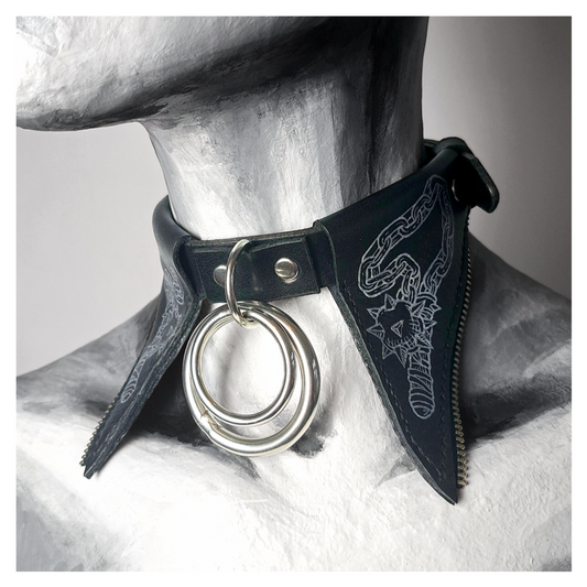 FLEDERTIER – SMITE leather choker worn on a painted mannequin: tall pointed black leather wing flaps hand-painted in white, a silver double ring at the throat. Handmade by skinpressedtight