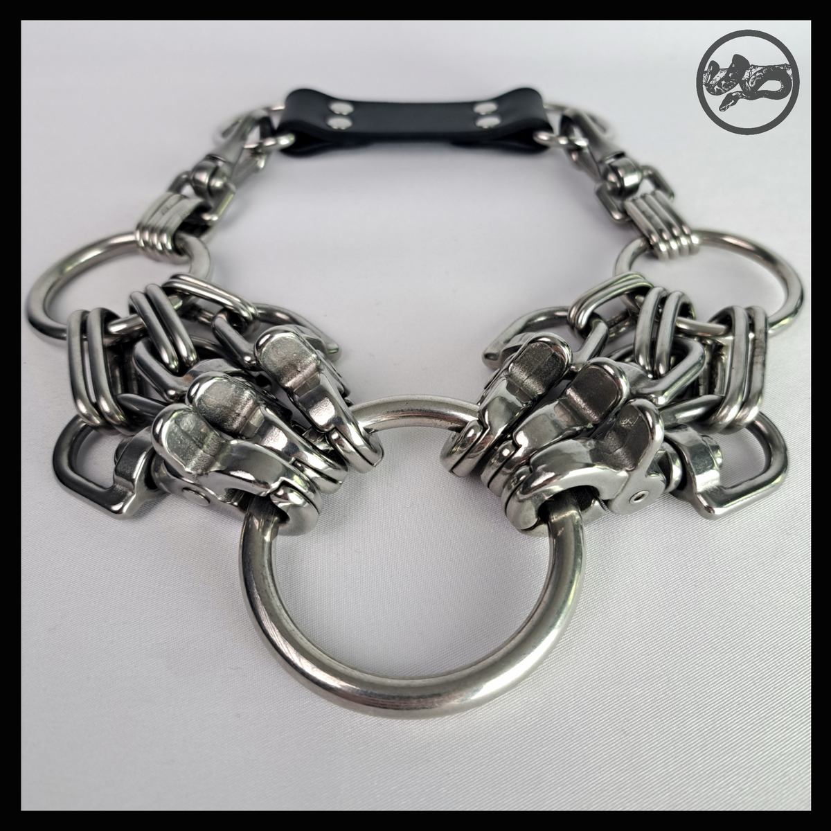 HEXAPOD necklace detail: dense clusters of polished stainless steel scissor carabiners, D-rings and oval rings biting into a large central O-ring like mandibles, black leather neckpiece behind. Handmade by skinpressedtight