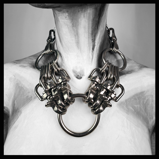 HEXAPOD statement necklace worn on a painted mannequin, black and white: clusters of polished stainless steel scissor carabiners gripping a large central O-ring, hanging from a black leather neckpiece. Handmade by skinpressedtight