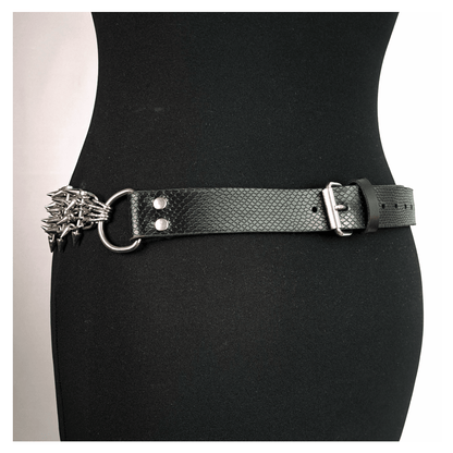 KLINGENSĀNGER – VIPER belt from the back: snake-embossed leather strap and buckle, the spiked chain at the hip. Handmade by skinpressedtight