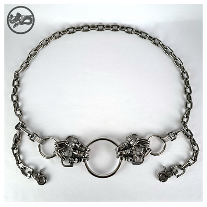 MYRAPOD chain belt laid out flat on white: the whole belt with its large O-ring, carabiner clusters, 40 mm side rings and the long stainless chain with rein hooks at both ends. Handmade by skinpressedtight