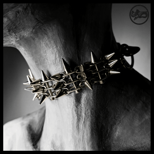 STŌRENFRIED spiked chain choker worn, side close-up: screw-locked chain strands set with cone spikes pointing in every direction. Handmade by skinpressedtight