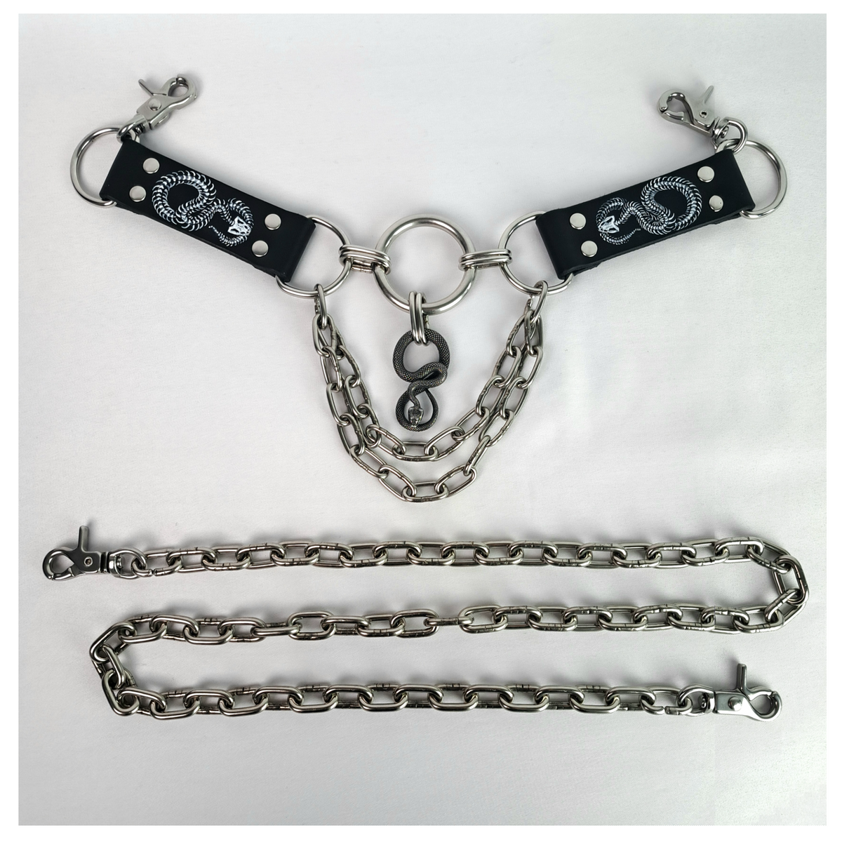 VIPERNZIRKEL – BONES chain belt laid out: snake-skeleton leather tabs, ring centrepiece and snake pendant, with the separate long chain that closes it. Handmade by skinpressedtight