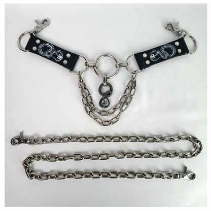 VIPERNZIRKEL – BONES chain belt laid out: snake-skeleton leather tabs, ring centrepiece and snake pendant, with the separate long chain that closes it. Handmade by skinpressedtight