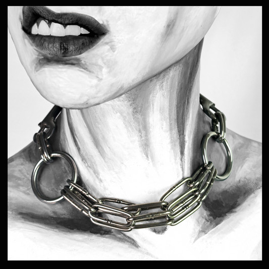 WARNSCHUSS chain necklace worn on a painted mannequin, black and white: three strands of heavy long-link stainless chain between two large O-rings, sitting loosely at the base of the neck. Handmade by skinpressedtight